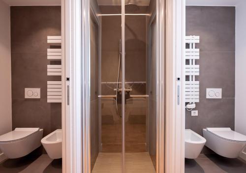 uma casa de banho com um chuveiro e 2 WC em DOMU' MONTEGRAPPA 54 em Sassari