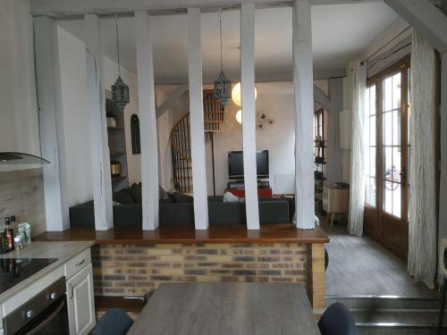 une cuisine avec une table et un salon dans l'établissement Bulles & Breakfast, à CumiÃ¨res