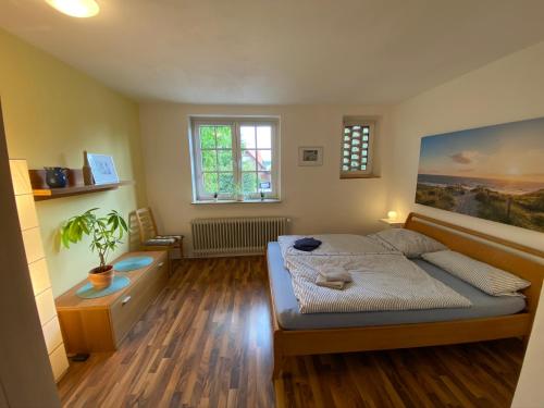 a bedroom with a bed and a desk in it at Ferienwohnung Storchennest - Erholung für Naturliebhaber in Auhagen