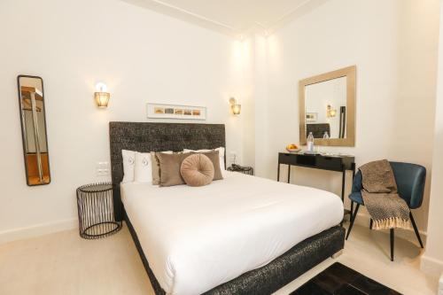 Ein Bett oder Betten in einem Zimmer der Unterkunft Suite Azur Hotel
