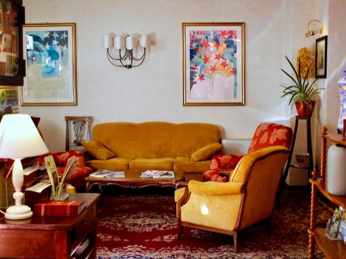a living room with a couch and a table at Relais Ducale in Gubbio