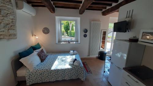 a living room with a couch and a window at Casale di Nicolò in Urbino