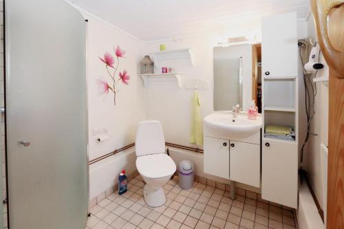 ein kleines Badezimmer mit Toilette und Waschbecken in der Unterkunft holiday cottage in Tjørnuvík in Tjørnuvík