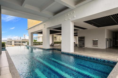 an indoor swimming pool in a house at Puchong Setiawalk Residence By Iconique Espace in Puchong