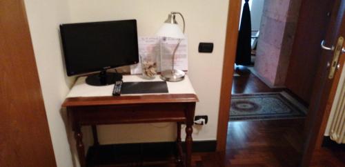 a desk with a computer monitor on top of it at Il Palazzotto in Isernia