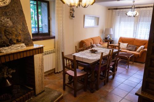 - un salon avec une table et un canapé dans l'établissement El Portal de la Sierra de Francia II, à San Miguel de Valero
