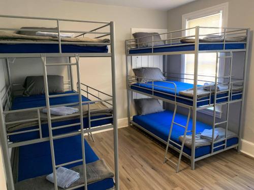Habitación con 3 literas y sábanas azules. en ☆☆ Modern Coed Dorm in Reading ☆☆ en Reading
