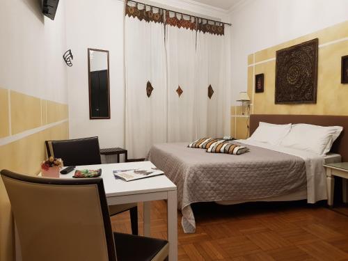 Habitación de hotel con cama, mesa y silla en Cittadella, en Verona