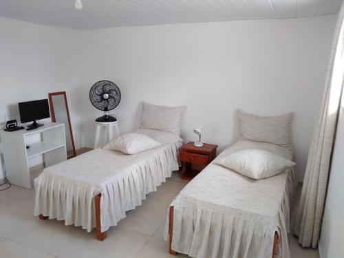 Habitación con 2 camas individuales y ventilador. en Acupe de Brotas, en Salvador