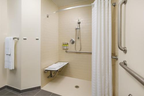 Kamar mandi di Candlewood Suites - Orlando - Lake Buena Vista, an IHG Hotel