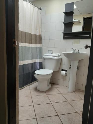 A bathroom at Hotel Villa del Sol