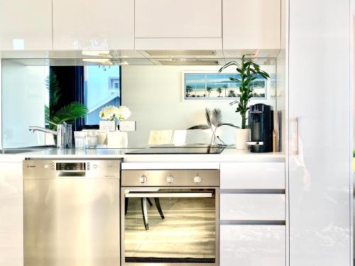 مطبخ أو مطبخ صغير في AdriaticBlu Luxe 2 bed apartment with stunning ocean views
