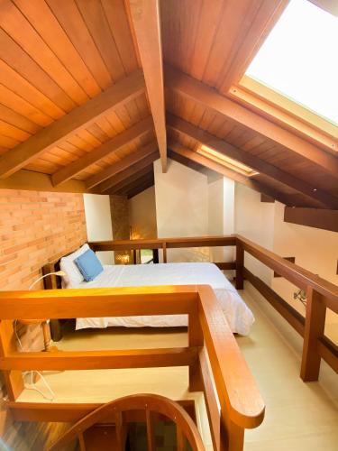 a bedroom with a bed and a wooden ceiling at Pousada O Cantinho da Raposa in Monte Verde