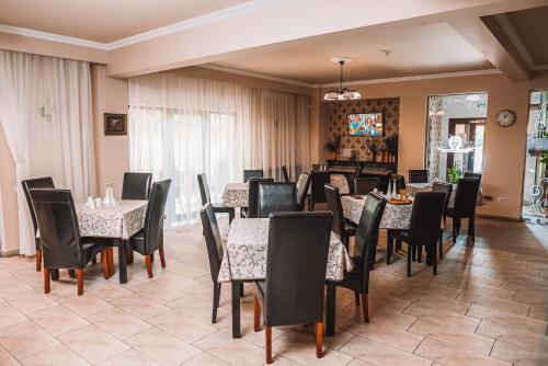 a dining room filled with tables and chairs at Curtea Bizantina in Suceava