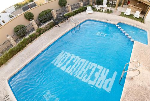 Hotel San Martin tesisinde veya buraya yakın yüzme havuzu