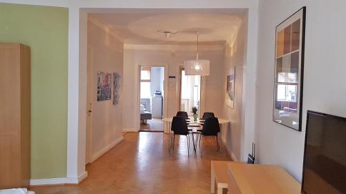 sala de estar con mesa de comedor y sillas en City Apartments Triangeln, en Malmö