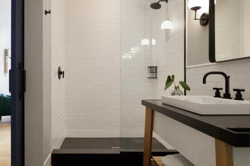 Kimpton - Pittman Hotel by IHGにあるバスルーム