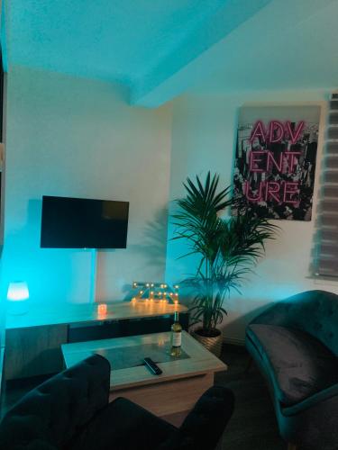 - un salon avec un canapé et une table dans l'établissement Rare ! Appartement Tout Confort Plein Centre Ville, à Rennes