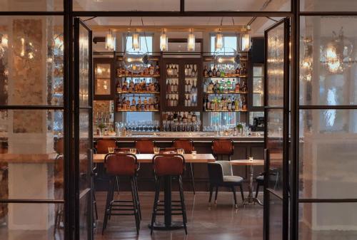 Kimpton - Pittman Hotel by IHGにあるラウンジまたはバー