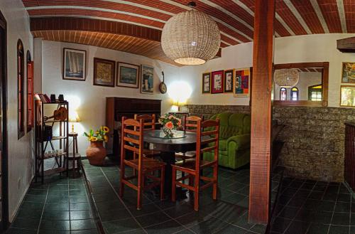 ein Esszimmer mit einem Tisch und Stühlen in der Unterkunft Pousada Porto Praia in Arraial do Cabo