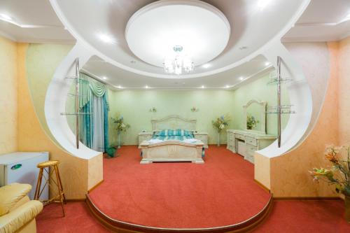 sypialnia z łóżkiem i czerwonym dywanem w obiekcie Prestige House Verona Hotel w Kazaniu