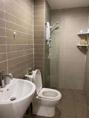 een badkamer met een toilet en een wastafel bij Cozy Studio at Kozi Square in Kuching