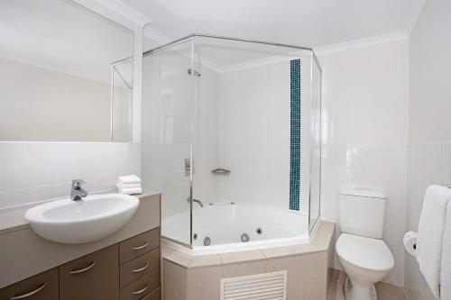 Ванна кімната в Mantra Ettalong Beach