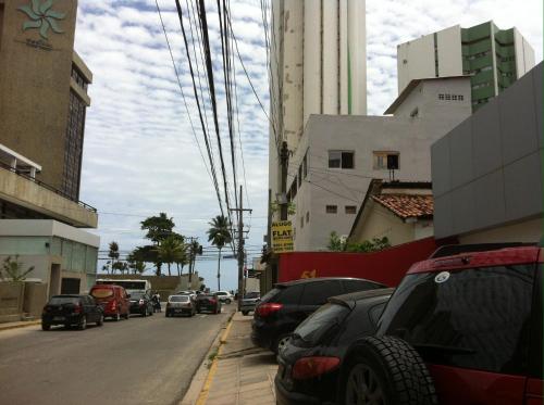 eine Straße mit am Straßenrand geparkt in der Unterkunft Studio 51 residence in Recife