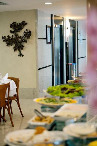 a buffet line of plates of food in a restaurant at Quality Hotel Vitória in Vitória