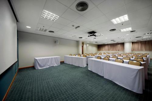 a room with rows of tables and chairs in it at Quality Hotel Vitória in Vitória