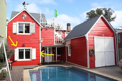Бассейн в Habitación en villa neo victoriana con piscina или поблизости