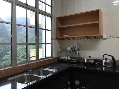 Cucina o angolo cottura di Crown Imperial Court Apt at Brinchang Centre