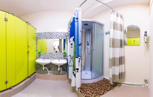 y baño con 2 lavabos y ducha. en Хостел 689CapsuleHotel&Coffee, en Almaty