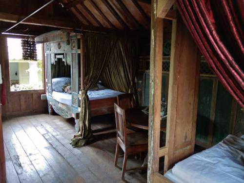 
Tempat tidur dalam kamar di THE ERMAJA'S PAVILION Boutique Hotel & Villas
