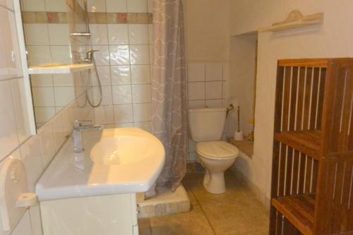 un baño con lavabo e inodoro en CAROLE F2, en Sainte-Lucie de Porto-Vecchio