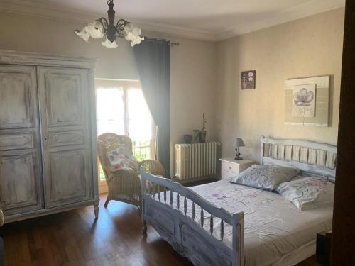 Ένα ή περισσότερα κρεβάτια σε δωμάτιο στο Chambres d'hôtes dans une maison de caractère