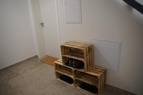 a pile of wooden crates sitting in a room at Ferienwohnung Jurastein in Burglengenfeld