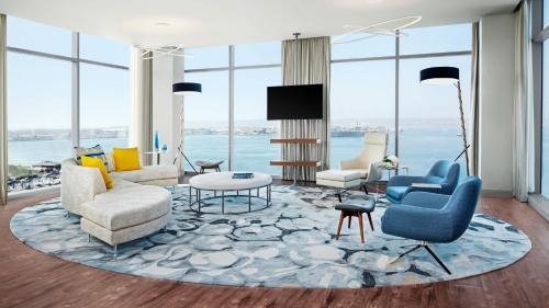 Sunday Hotel Holiday international Dubai Image