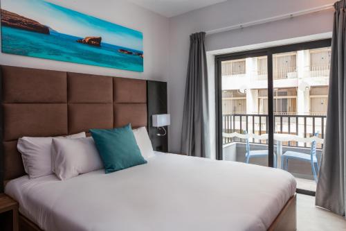 Säng eller sängar i ett rum på Bora Bora Ibiza Malta Resort - Music Hotel - Adults Only 18 plus