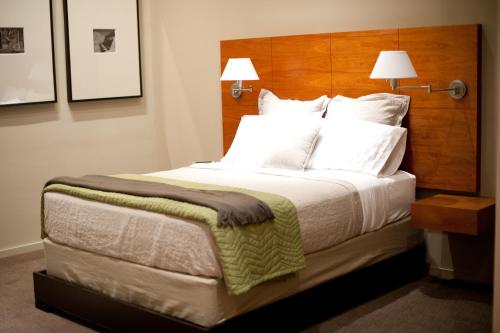 Un pat sau paturi într-o cameră la The Inn on Whitworth
