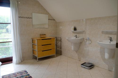 baño con lavabo, 2 lavabos y espejo en Vakantiehuis - Rue du Château Deux, en Voeren