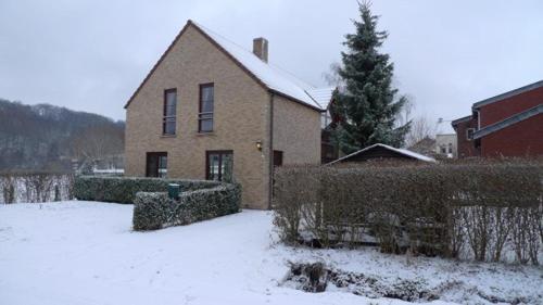 a house in a yard covered in snow at Vakantiehuis - Rue du Château Deux in Voeren