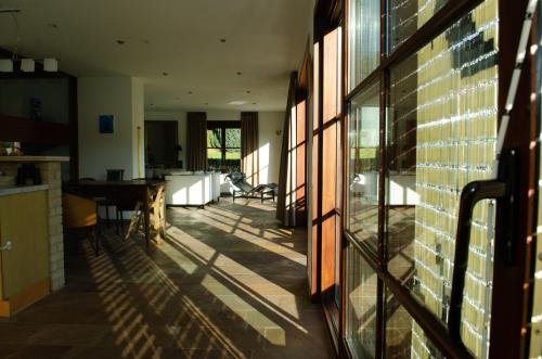 eine Küche und ein Esszimmer mit Blick auf ein Haus in der Unterkunft Vakantiehuis - Rue du Château Deux in Voeren