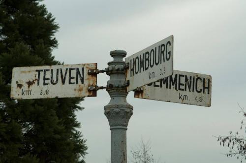 two street signs on top of a pole at Vakantiehuis - Rue du Château Deux in Voeren