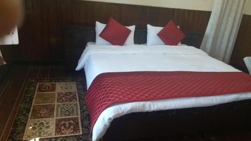 Una cama o camas en una habitación de Rosewood Estate