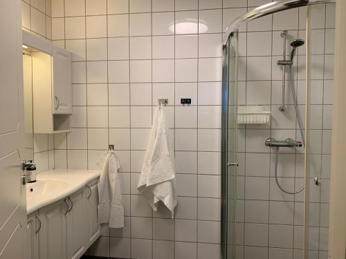 y baño con ducha y lavamanos. en Modern apartment in the Harbour of Jørpeland en Jørpeland