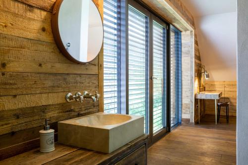 利普托斯基托諾維茲的住宿－The Old Mill，浴室设有水槽和墙上的镜子