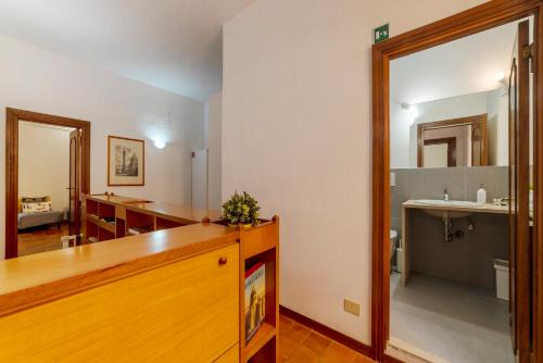 baño con encimera y lavamanos en Casa dell'Arco - WelcomeToRhome, en Roma
