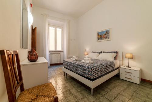 1 dormitorio con 1 cama en una habitación con ventana en Casa dell'Arco, en Roma