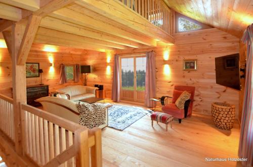 una sala de estar en una cabaña de madera en Naturhaus Innviertel, 